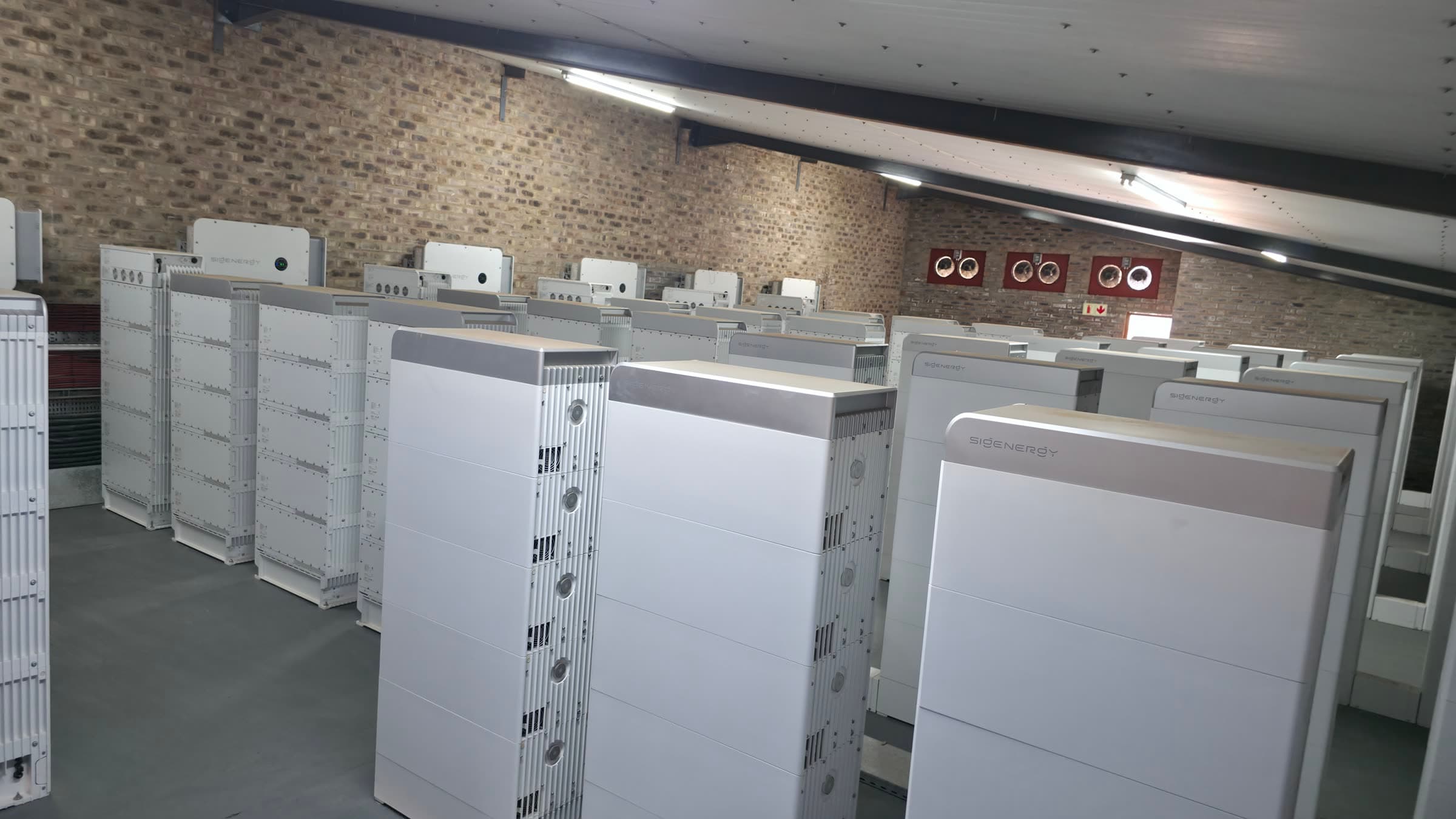 Battery storage hall with inverters, switchgear and cable trays